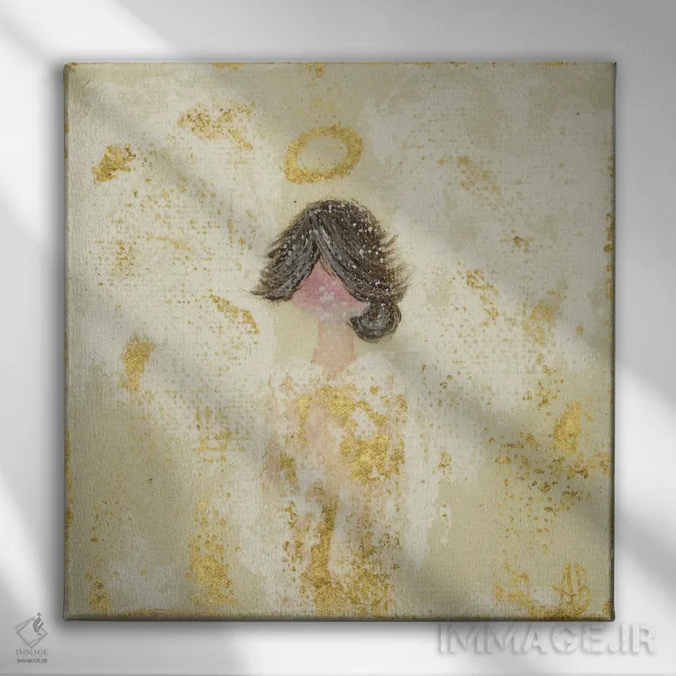 تابلو فرشتهٔ طلایی کرمرنگ اثر اشلی بردلی - نمای روبهرو روی دیوار
