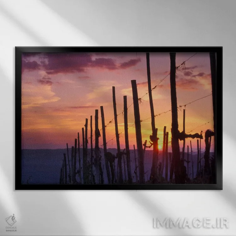 تابلو غروب روستا، منطقه توسکانی، ایتالیا اثر جنیس میگلاوس - نمای قابدار مشکی