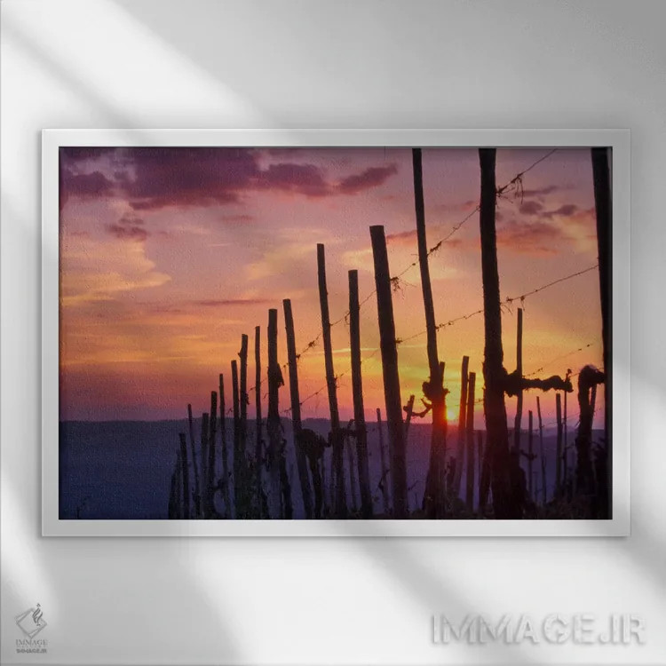 تابلو غروب روستا، منطقه توسکانی، ایتالیا اثر جنیس میگلاوس - نمای قابدار سفید