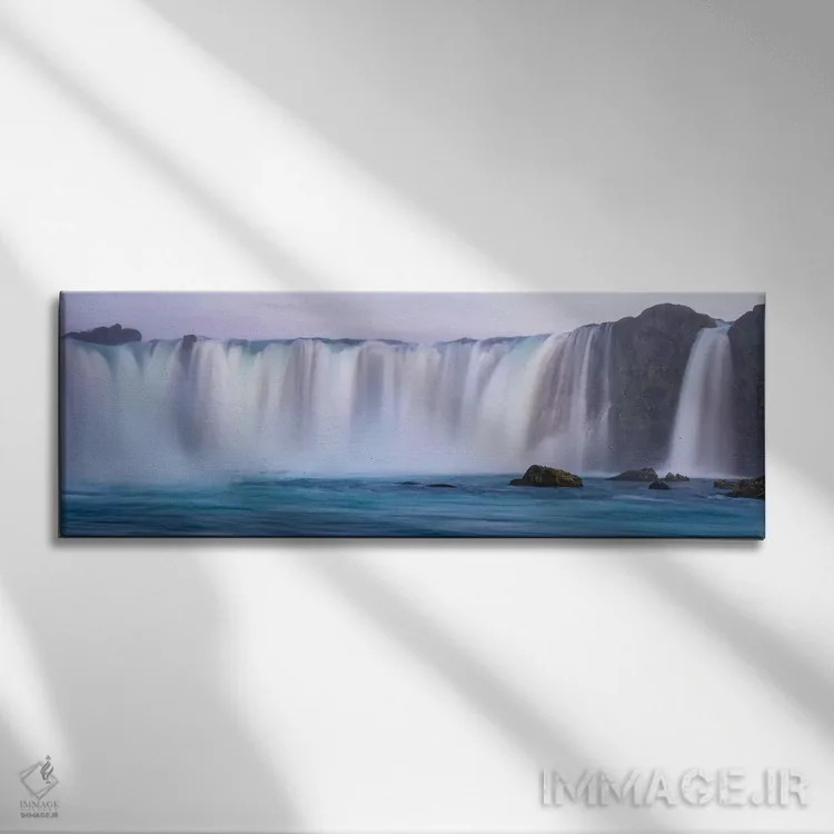 تابلو ایسلند، آبشار گودافوس. آبشار بیش از ۳۰ متر امتداد دارد با آبشارهای کوچک متعدد در لبهها. اثر الن گاف - نمای روبهرو روی دیوار