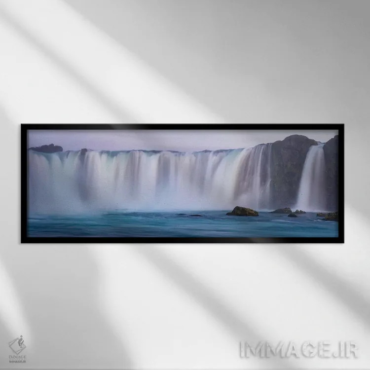 تابلو ایسلند، آبشار گودافوس. آبشار بیش از ۳۰ متر امتداد دارد با آبشارهای کوچک متعدد در لبهها. اثر الن گاف - نمای قابدار مشکی