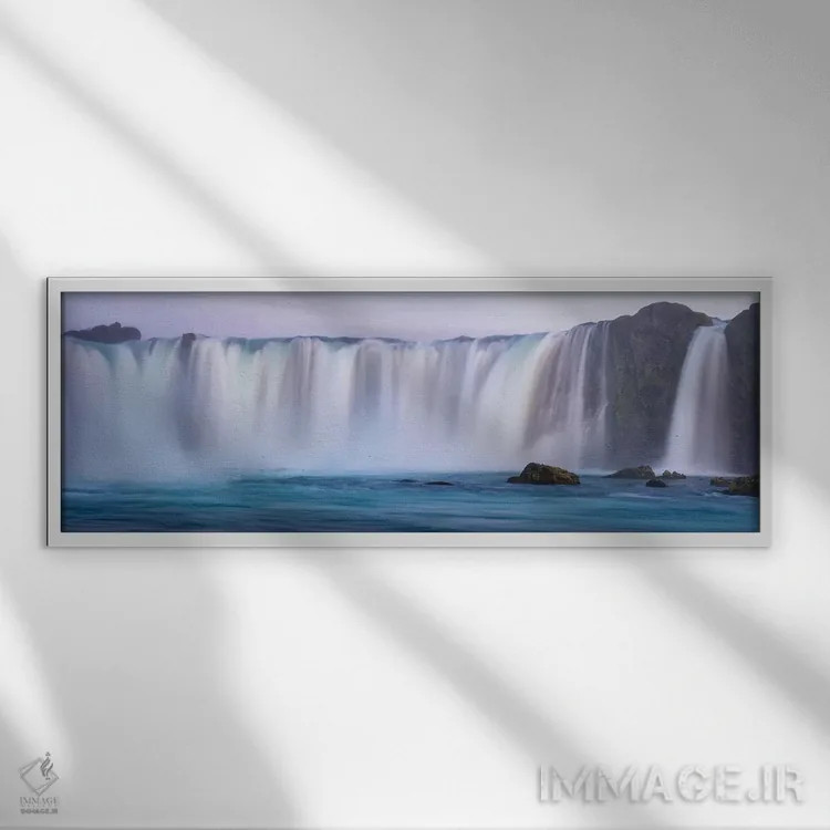 تابلو ایسلند، آبشار گودافوس. آبشار بیش از ۳۰ متر امتداد دارد با آبشارهای کوچک متعدد در لبهها. اثر الن گاف - نمای قابدار سفید