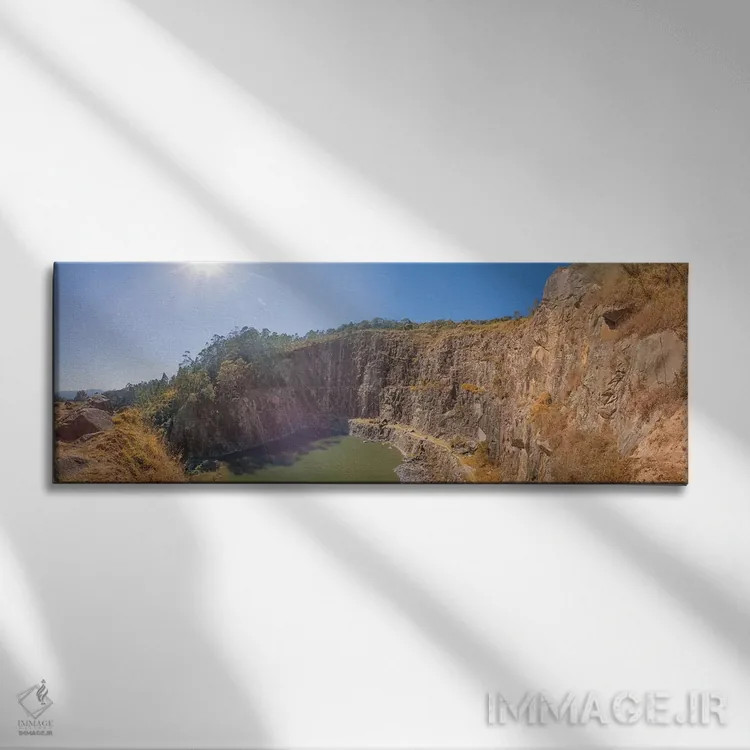 تابلو منظره کوهستانی با دریاچه و آسمان آبی اثر گلاوکو منهالی - نمای روبهرو روی دیوار