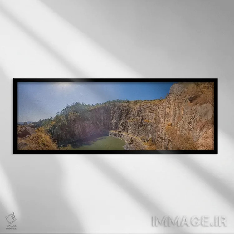 تابلو منظره کوهستانی با دریاچه و آسمان آبی اثر گلاوکو منهالی - نمای قابدار مشکی