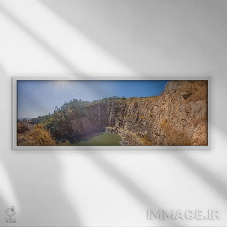 تابلو منظره کوهستانی با دریاچه و آسمان آبی اثر گلاوکو منهالی - نمای قابدار سفید