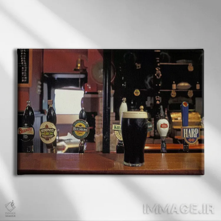 تابلو لیوان استوت روی بار، اولد استند، دوبلین، جمهوری ایرلند (نوشیدنی) اثر آلن کلِر - نمای روبهرو روی دیوار