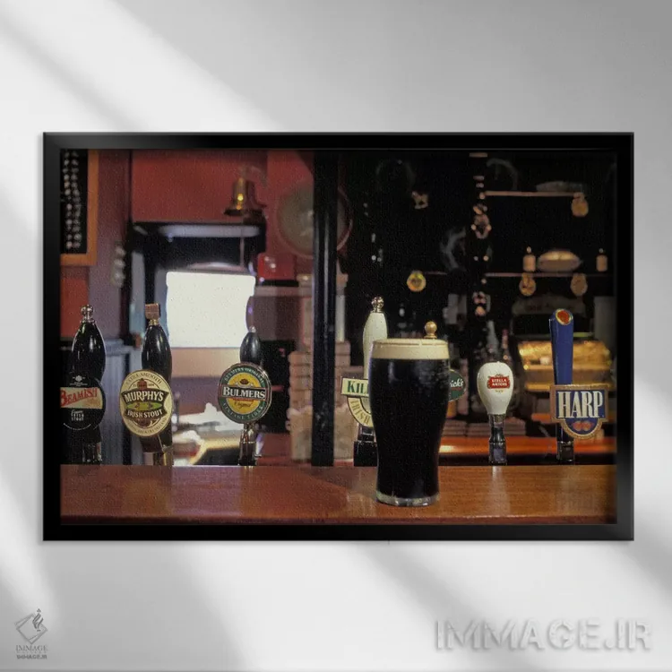 تابلو لیوان استوت روی بار، اولد استند، دوبلین، جمهوری ایرلند (نوشیدنی) اثر آلن کلِر - نمای قابدار مشکی
