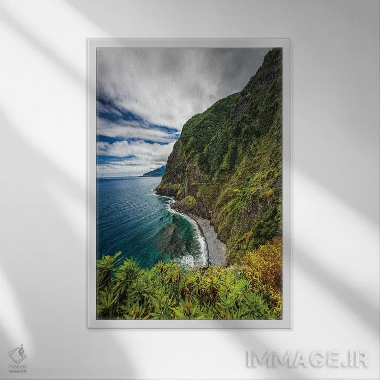 تابلو چشمانداز صخره ساحلی جزیره مادیرا پرتغال اثر الکس جی پرز - نمای قابدار سفید