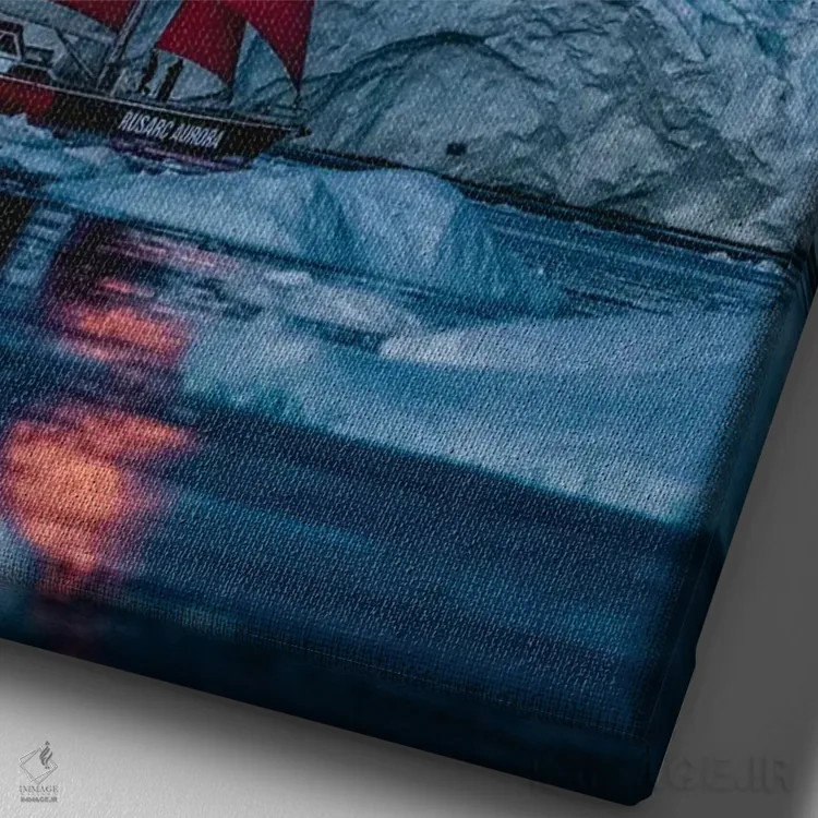 تابلو قایق بادبانی قرمز کنار کوه یخی گرینلند با ماه کامل اثر الکس جی پرز - نمای نزدیک بافت بوم