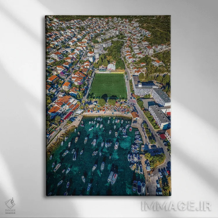 تابلو زمین فوتبال شهر کوچک هوار، کرواسی اثر الکس جی پرز - نمای روبهرو روی دیوار