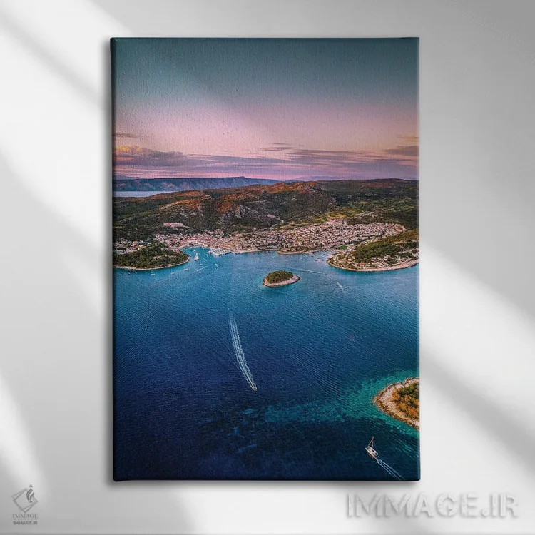 تابلو غروب شهر کوچک هوار از نمای بالا (۴) اثر الکس جی پرز - نمای روبهرو روی دیوار