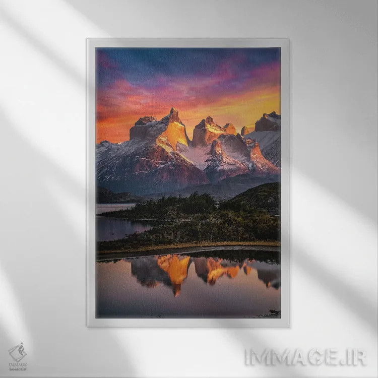 تابلو غروب تماشایی کوهستانی توریس دل پاین، پاتاگونیا، شیلی (۳) اثر الکس جی پرز - نمای قابدار سفید