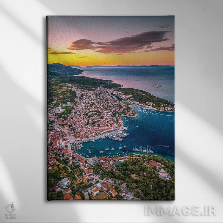 تابلو غروب شهر کوچک هوار از نمای بالا (۵) اثر الکس جی پرز - نمای روبهرو روی دیوار