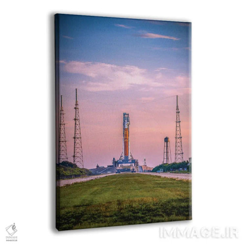 تابلو موشک آرتیمیس SLS ناسا بر سکوی پرتاب هنگام طلوع (۶) اثر الکس جی پرز - نمای پرسپکتیو محصول