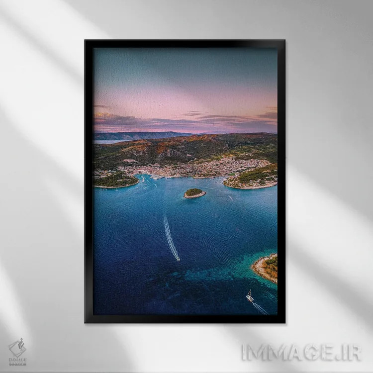 تابلو غروب شهر کوچک هوار از نمای بالا (۴) اثر الکس جی پرز - نمای قابدار مشکی