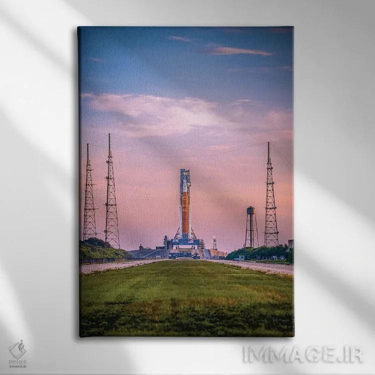 تابلو موشک آرتیمیس SLS ناسا بر سکوی پرتاب هنگام طلوع (۶) اثر الکس جی پرز - نمای روبهرو روی دیوار