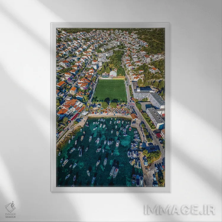 تابلو زمین فوتبال شهر کوچک هوار، کرواسی اثر الکس جی پرز - نمای قابدار سفید