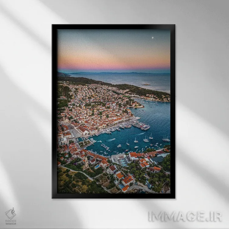 تابلو منظره افقی شهر کوچک هوار در غروب (۴) اثر الکس جی پرز - نمای قابدار مشکی