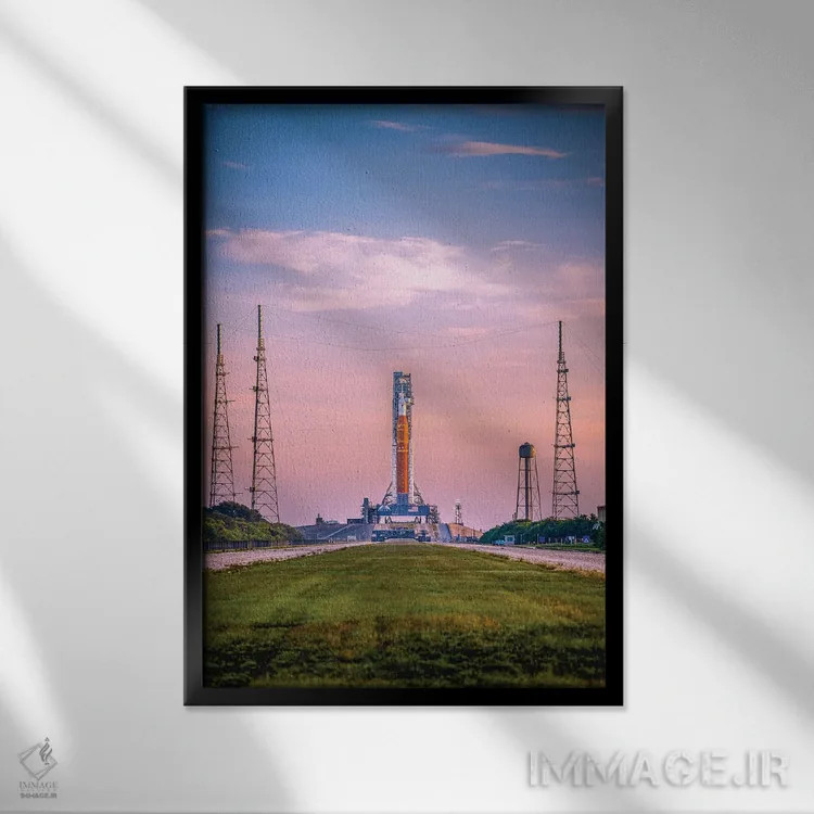 تابلو موشک آرتیمیس SLS ناسا بر سکوی پرتاب هنگام طلوع (۶) اثر الکس جی پرز - نمای قابدار مشکی