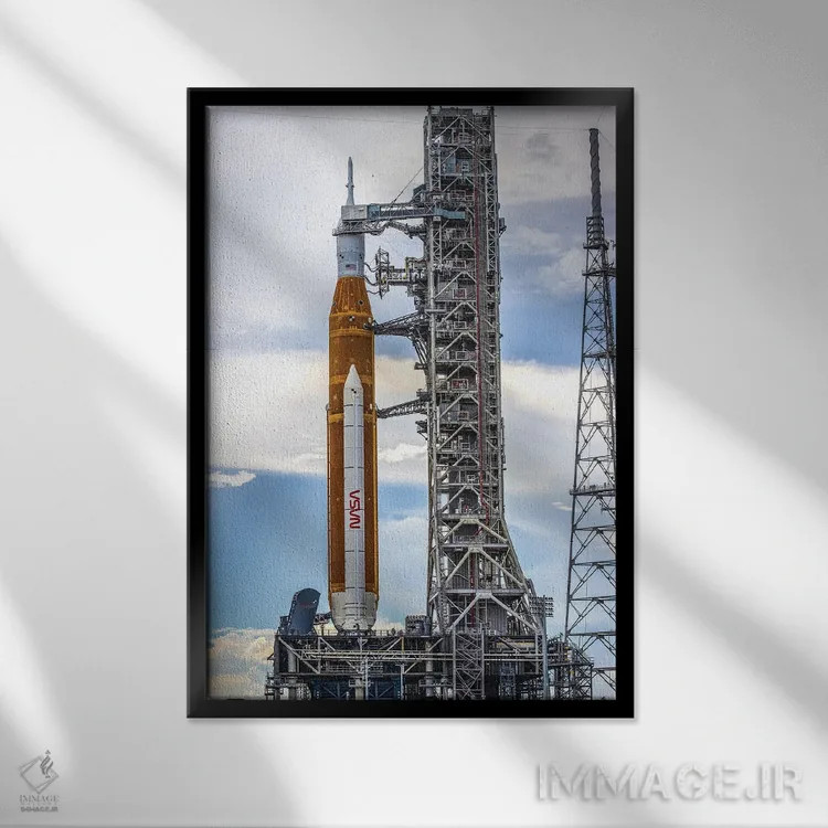 تابلو نمای نزدیک موشک آرتیمیس SLS ناسا بر سکوی پرتاب اثر الکس جی پرز - نمای قابدار مشکی