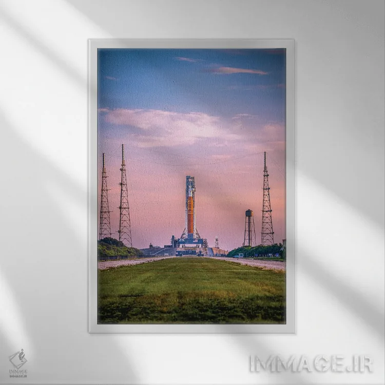 تابلو موشک آرتیمیس SLS ناسا بر سکوی پرتاب هنگام طلوع (۶) اثر الکس جی پرز - نمای قابدار سفید