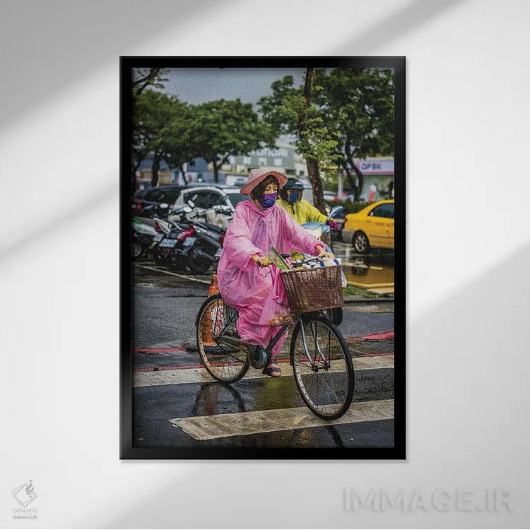 تابلو دوچرخهسوار در تایوان اثر الکس جی پرز - نمای قابدار مشکی