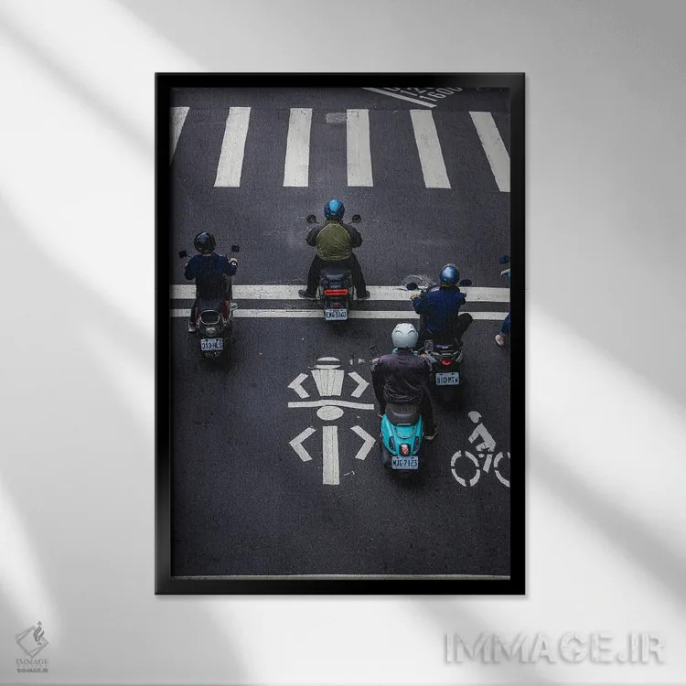 تابلو خیابانهای شلوغ تایپه با اسکوتر (۳) اثر الکس جی پرز - نمای قابدار مشکی