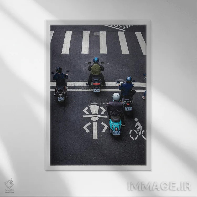 تابلو خیابانهای شلوغ تایپه با اسکوتر (۳) اثر الکس جی پرز - نمای قابدار سفید
