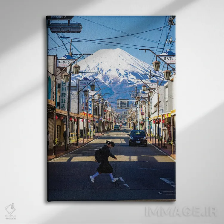 تابلو Japan II,منظره کوه فوجی از میان خیابانهای فوجینومیا، ژاپن (۲) اثر الکس جی پرز - نمای روبهرو روی دیوار