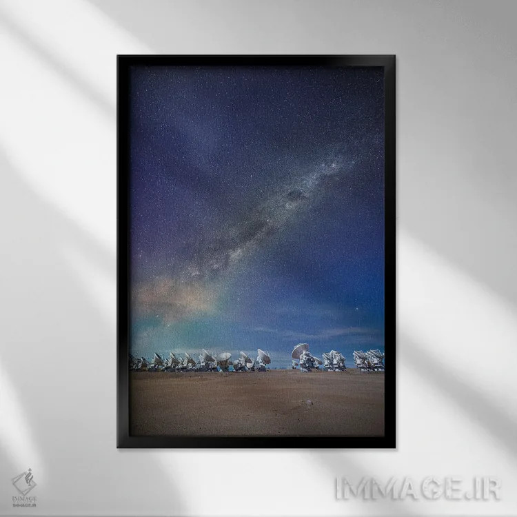 تابلو تلسکوپ رادیویی آلما و کهکشان راه شیری از دور اثر الکس جی پرز - نمای قابدار مشکی