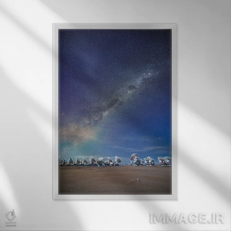 تابلو تلسکوپ رادیویی آلما و کهکشان راه شیری از دور اثر الکس جی پرز - نمای قابدار سفید