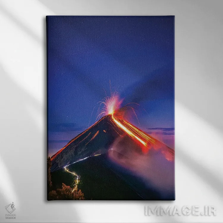 تابلو فوران آتشفشان فویگو در گواتمالا اثر الکس جی پرز - نمای روبهرو روی دیوار