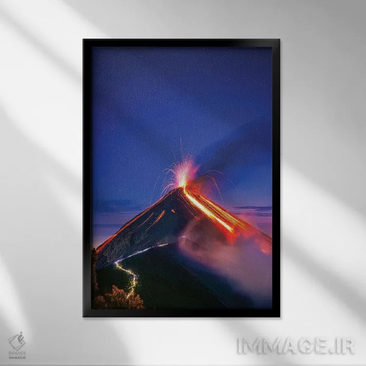 تابلو فوران آتشفشان فویگو در گواتمالا اثر الکس جی پرز - نمای قابدار مشکی