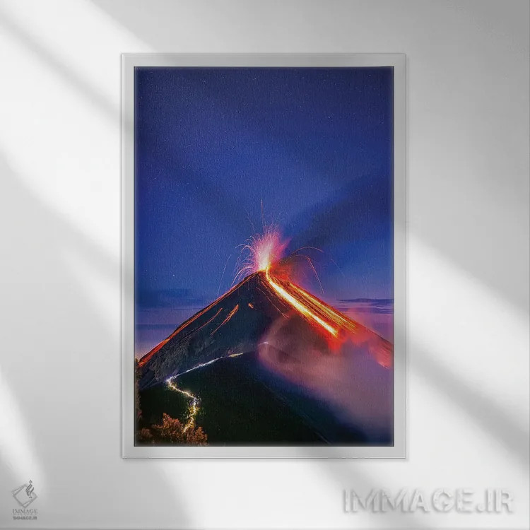 تابلو فوران آتشفشان فویگو در گواتمالا اثر الکس جی پرز - نمای قابدار سفید