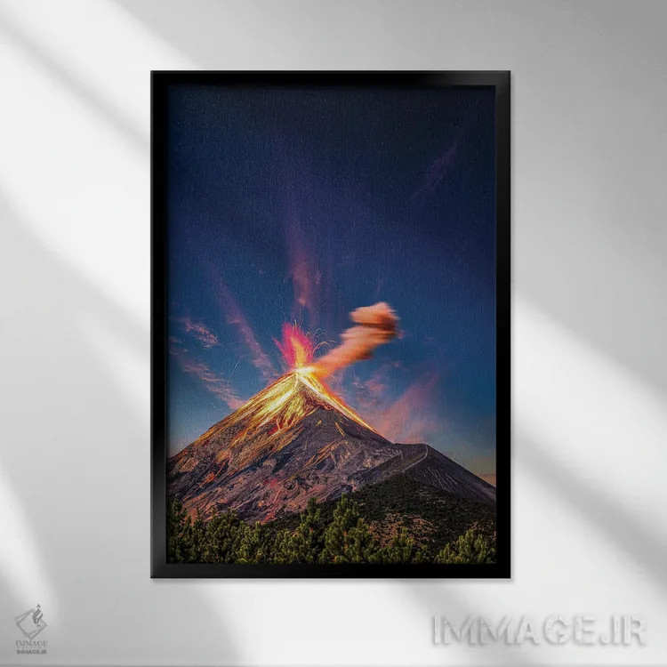 تابلو غروب فوران آتشفشان فویگو در گواتمالا اثر الکس جی پرز - نمای قابدار مشکی