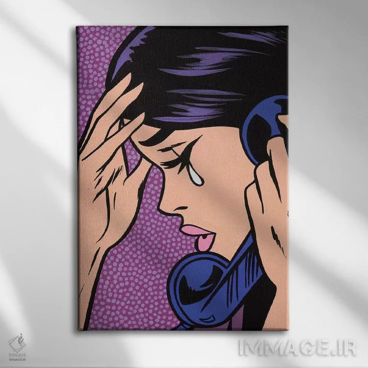تابلو دختر کمیک گریان با تلفن اثر آلیسون گاتچل - نمای روبهرو روی دیوار