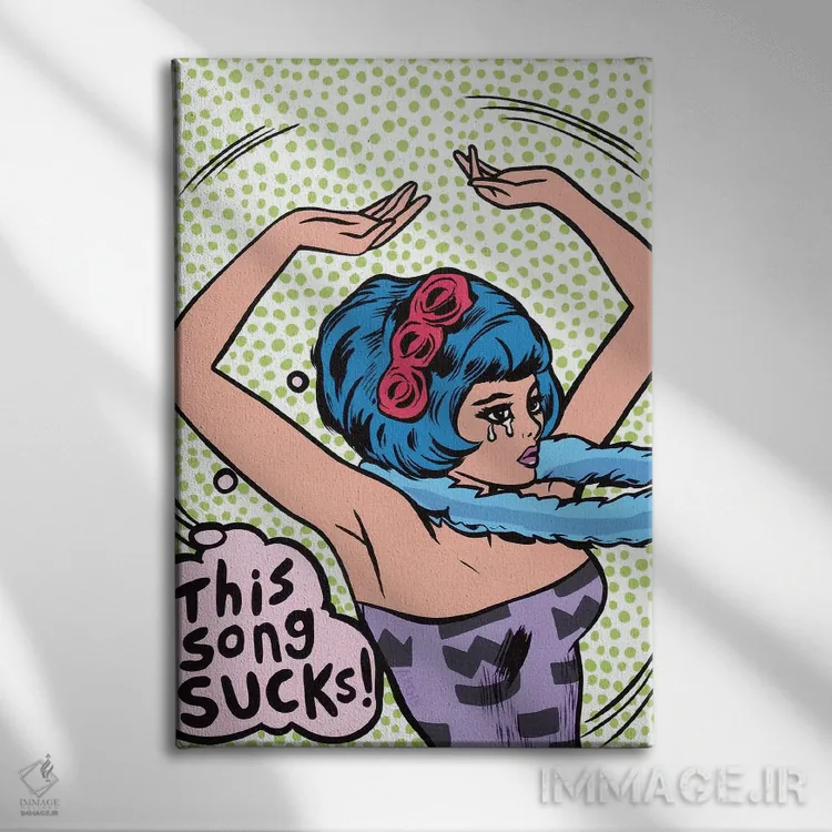 تابلو دختر کمیک با پیام "این آهنگ افتضاحه!" اثر آلیسون گاتچل - نمای روبهرو روی دیوار