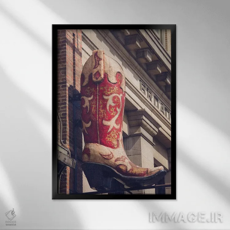 تابلو چکمه قرمز نشویل اثر آن هادک - نمای قابدار مشکی