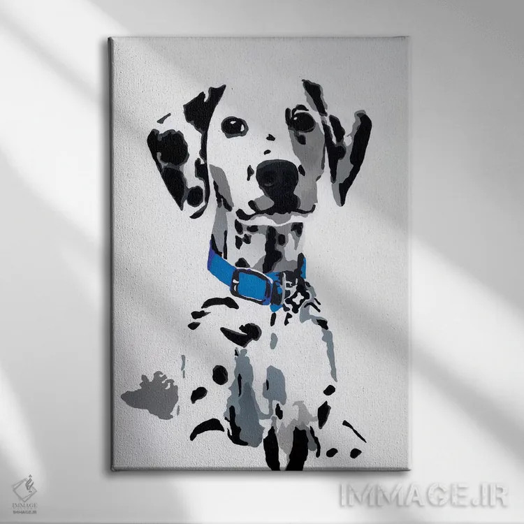 تابلو وینی یکم (یقه آبی) (اسم حیوان/عروسک) اثر جولی احمد - نمای روبهرو روی دیوار