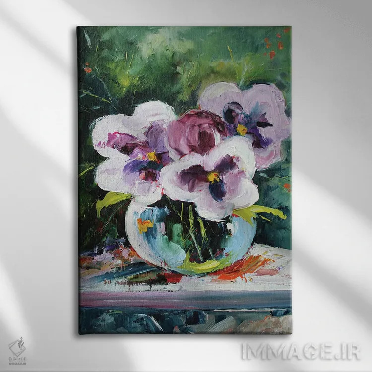 تابلو بنفشهها در گلدان شیشهای اثر الکساندرا جاگودا - نمای روبهرو روی دیوار