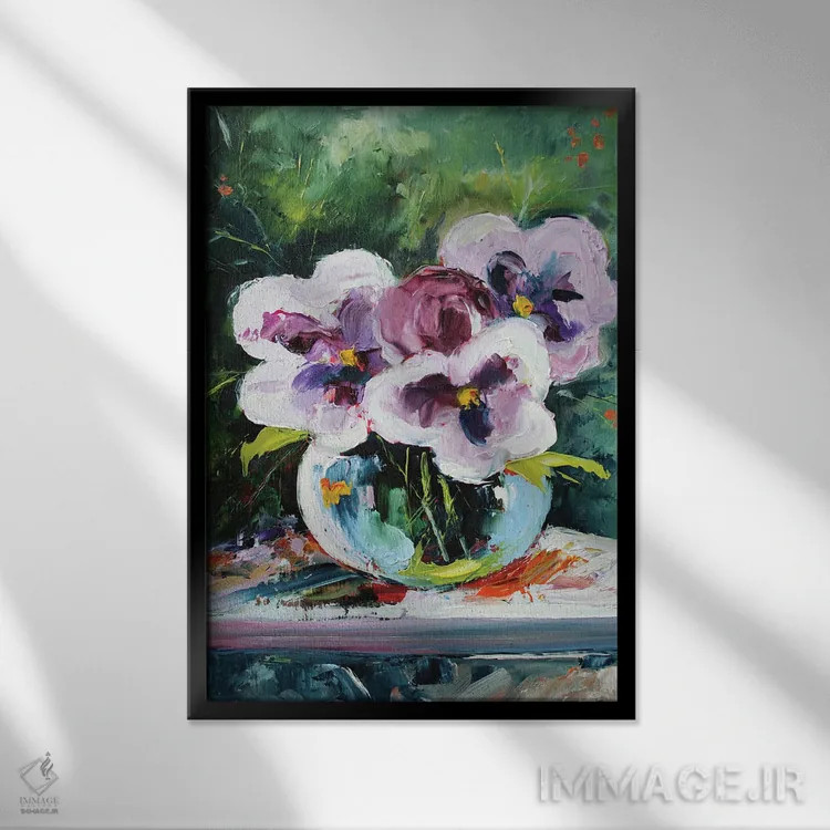 تابلو بنفشهها در گلدان شیشهای اثر الکساندرا جاگودا - نمای قابدار مشکی