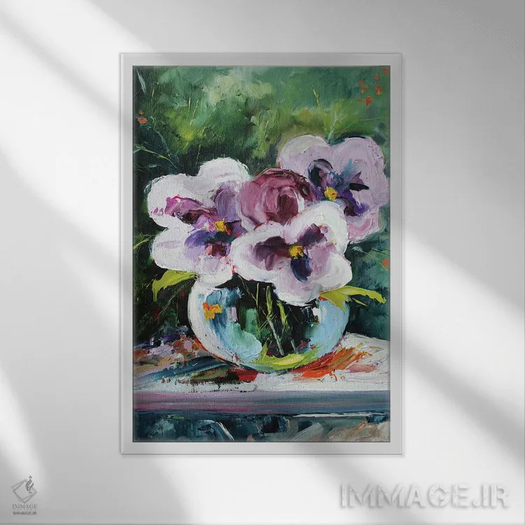 تابلو بنفشهها در گلدان شیشهای اثر الکساندرا جاگودا - نمای قابدار سفید