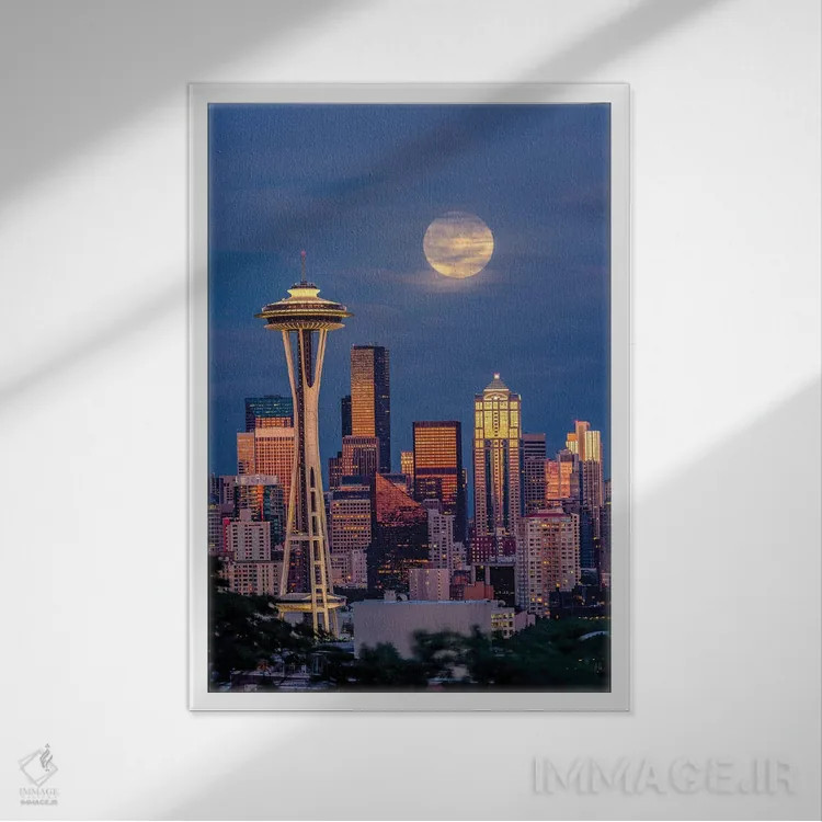 تابلو خط افق سیاتل و ماه فوقالعاده در گرگ و میش، سیاتل، ایالت واشنگتن اثر آدام جونز - نمای قابدار سفید