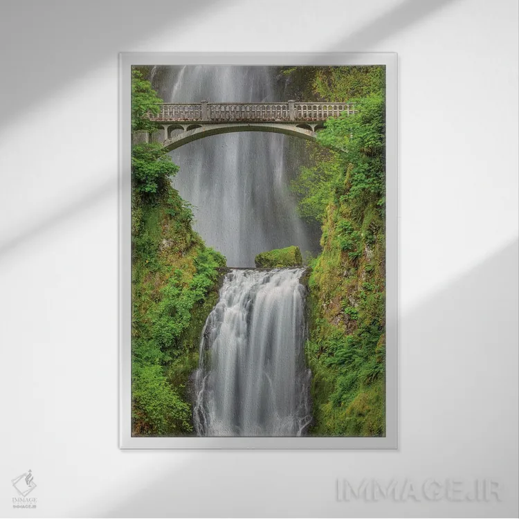 تابلو آبشار مولتنومه، تنگه رودخانه کلمبیا، اورگن اثر آدام جونز - نمای قابدار سفید