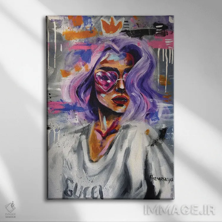 تابلو ملکه اثر آلیاکساندرا تسسارسکایا - نمای روبهرو روی دیوار