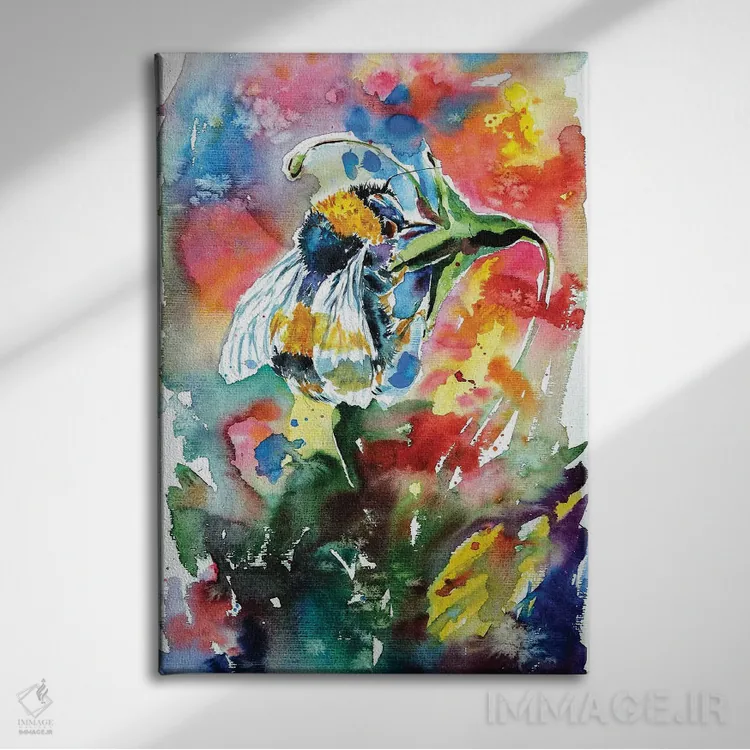 تابلو زنبور با گل اثر آنا بریجیتا کوواچ - نمای روبهرو روی دیوار