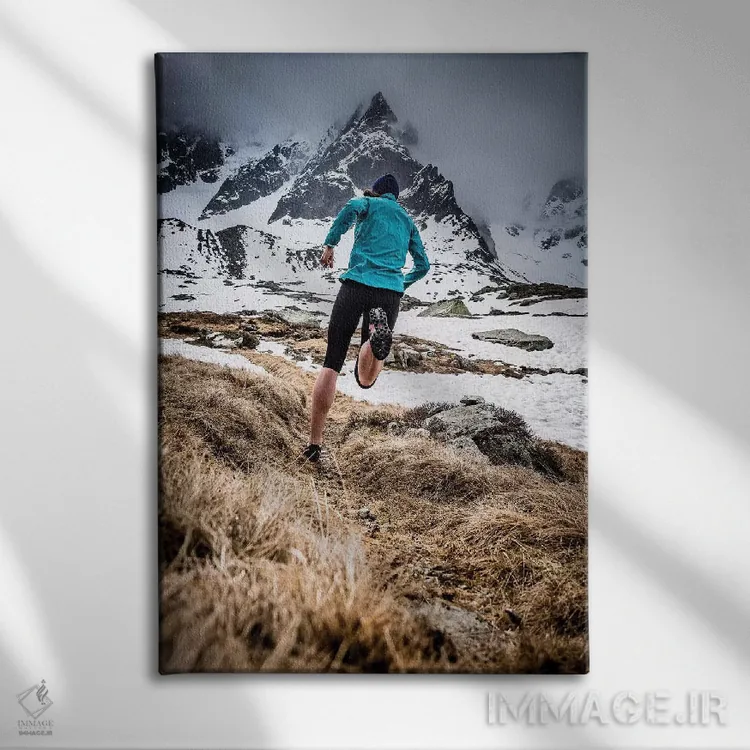 تابلو دوندهٔ مسیر در پلن د لایگوئی، شامونی، فرانسه اثر الکس بیوس - نمای روبهرو روی دیوار