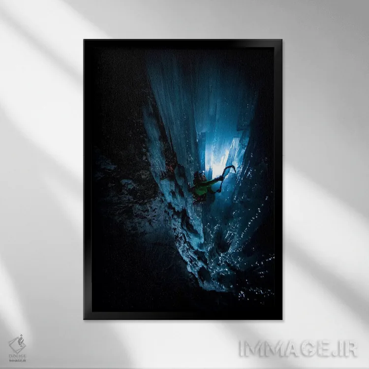 تابلو کوهنوردی شبانه، آبشار یخزده لو بیج، کوگنه، گران پارادیسو، منطقه آوستا ولی، ایتالیا اثر الکس بیوس - نمای قابدار مشکی