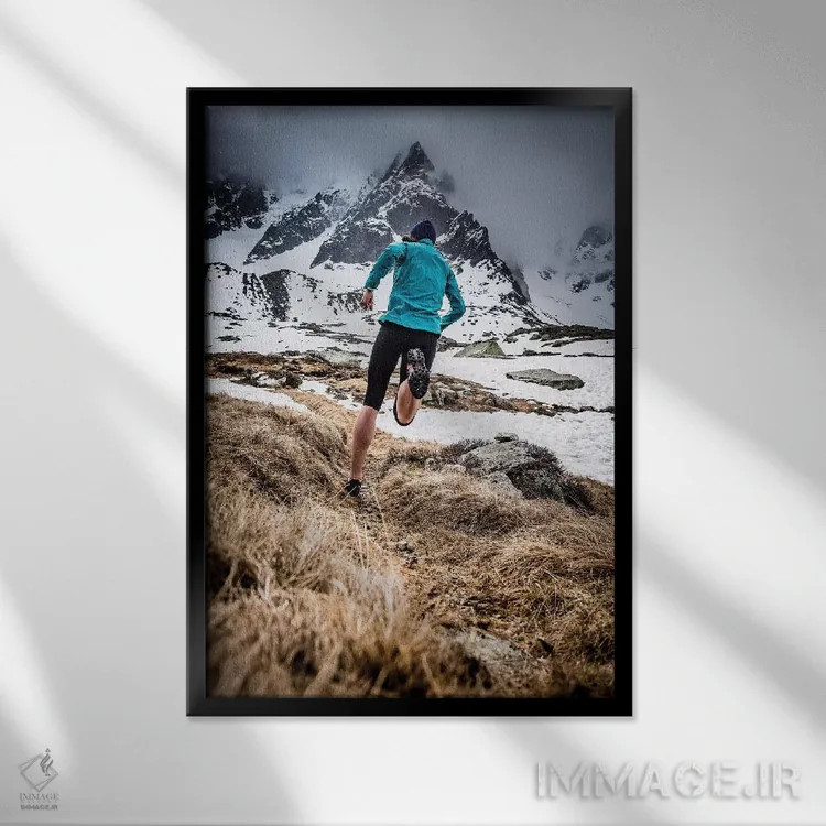 تابلو دوندهٔ مسیر در پلن د لایگوئی، شامونی، فرانسه اثر الکس بیوس - نمای قابدار مشکی