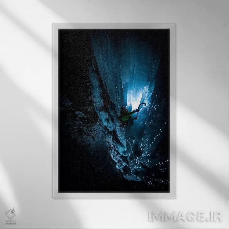تابلو کوهنوردی شبانه، آبشار یخزده لو بیج، کوگنه، گران پارادیسو، منطقه آوستا ولی، ایتالیا اثر الکس بیوس - نمای قابدار سفید